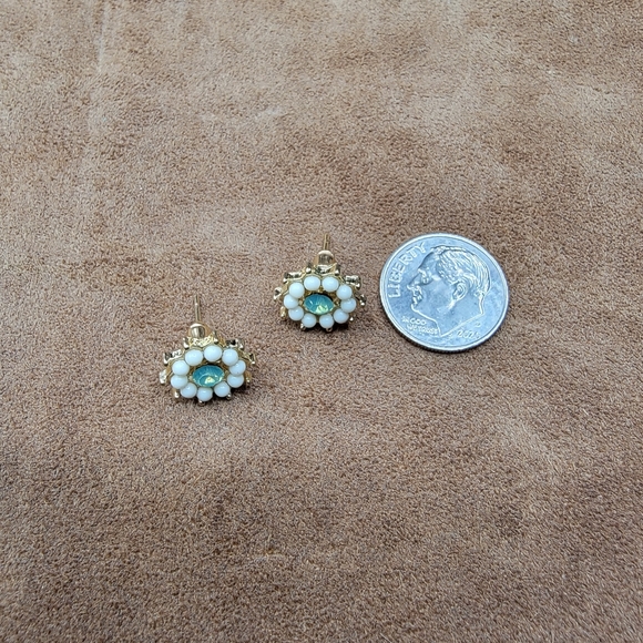 CUTE Flower Stud Earrings - Picture 2 of 4